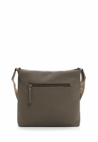Grå læder crossbody taske med en struktureret overflade, der har en frontlomme med lynlås og en mønstret justerbar rem. Kompakt rektangulær form.