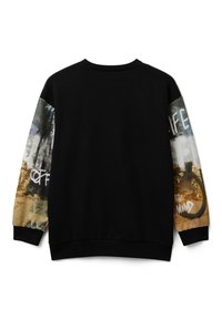 Černá mikina s dlouhými rukávy se vzorem, která obsahuje grafické designy v zemitých barvách, černé a bílé texty. Hladké manžety a výstřih.