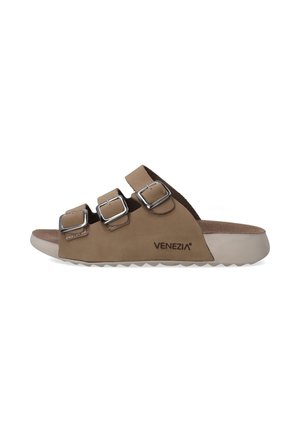 Bruine suède slippersandalen met drie verstelbare metallic gespen, een gekontureerde voetbed en een getextureerde rubberen zool. Logo aan de zijkant.