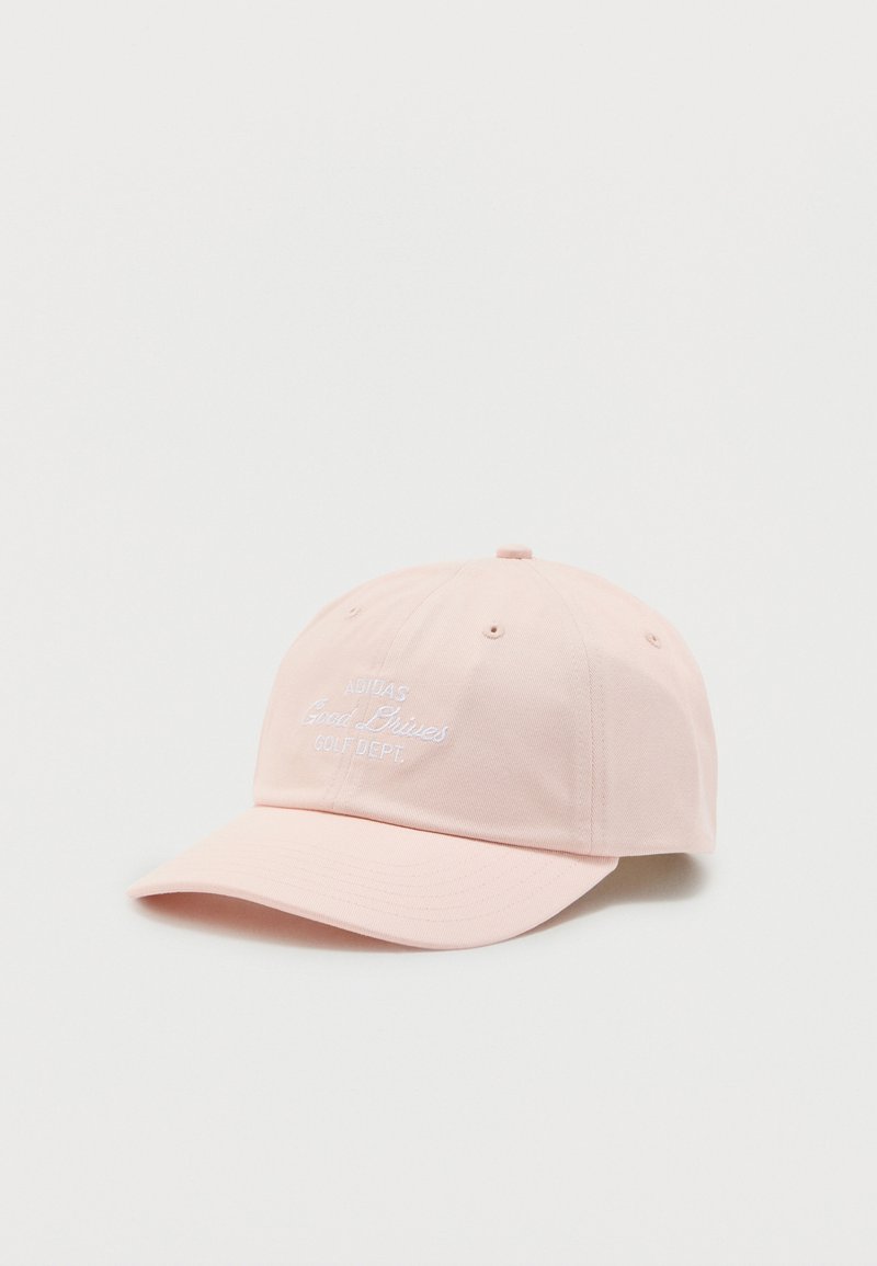 Ροζ ανοιχτό ροζ καπέλο μπέιζμπολ με καμπυλωτό γείσο και λευκό κεντημένο κείμενο που γράφει "Adidas Good Drivers Golf Dept."