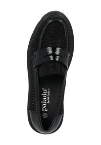 Scarpa nera con texture perforata, cinturino lucido, punta arrotondata e soletta imbottita. Logo visibile sul lato interno. Suola in gomma piatta.