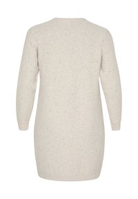 Vestito maglione beige a maniche lunghe con collo rotondo, caratterizzato da un design maculato con accenti argentati su tutto il tessuto. Texture morbida.