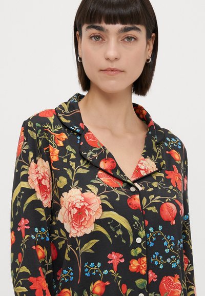 Cvjetna noćna košulja s crnom pozadinom i živopisnim crvenim, ružičastim i plavim cvjetovima, zatvaranjem na gumbe i klasičnim ovratnikom.