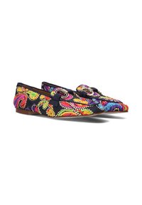 Geborduurde stoffen loafers met een kleurrijk zwirlpatroon op een zwarte basis, met een platte zool en metallic accenten aan de voorkant.