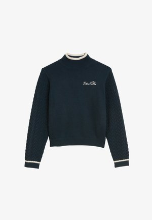 Marineblauer Pullover mit Zopfmusterärmeln, geripptem Rollkragen und Bündchen mit weißem Besatz und „Marc O'Polo“ auf der Brust gestickt.