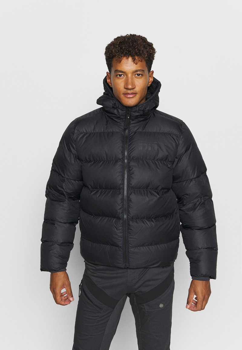 Giacca a vento nera con colletto alto, chiusura con zip e design trapuntato. Realizzata in materiale liscio e isolante per garantire calore.