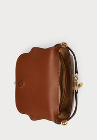 Barna bőr kézi táska hullámos mintázattal, arany színű fémalkatrészekkel és belső rekesszel. A táska merev formájú, és állítható pánttal rendelkezik.