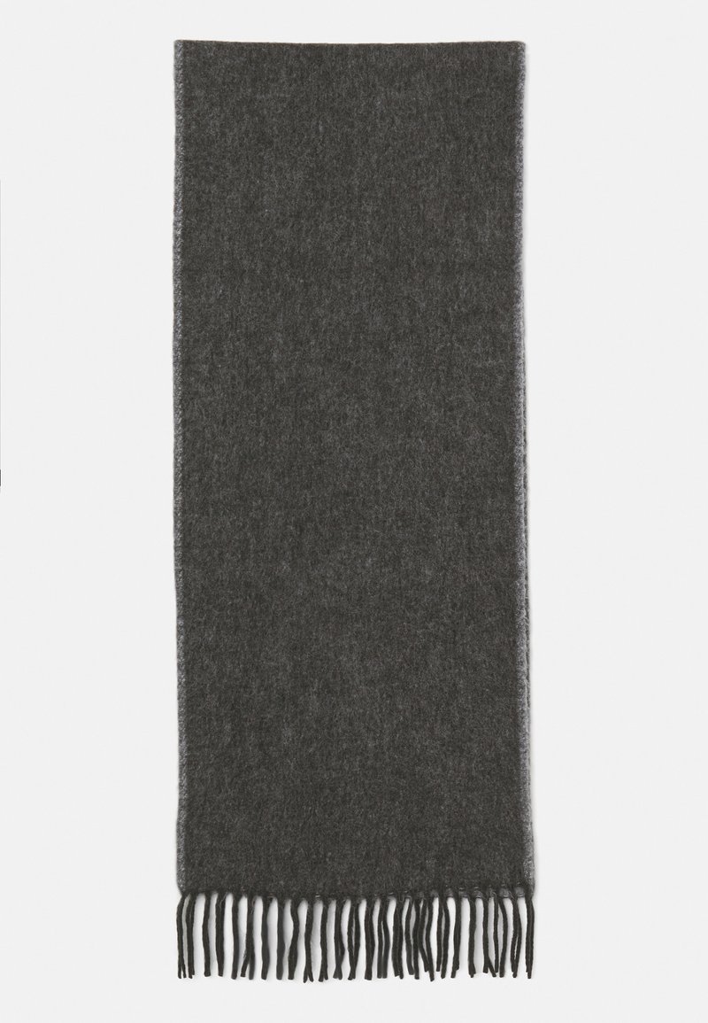 Sciarpa grigia scura realizzata in tessuto morbido con una sottile texture. Presenta estremità frangiate per un tocco di dettaglio. Forma rettangolare.