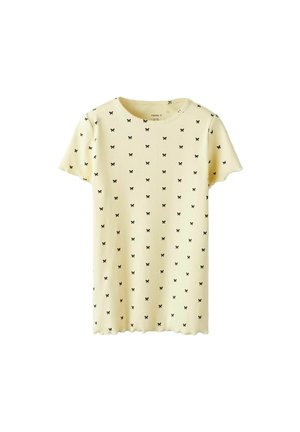 Camiseta de algodón amarilla de manga corta con un patrón de mariposas negras, escote redondo y dobladillo festoneado. Material suave.