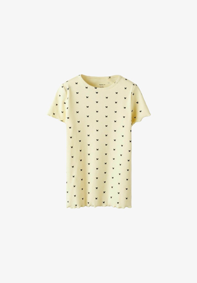 Camiseta de algodón amarilla de manga corta con un patrón de mariposas negras, escote redondo y dobladillo festoneado. Material suave.