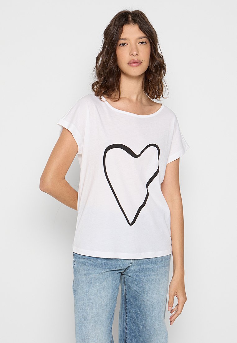 Biała koszulka z krótkimi rękawami z dużym czarnym konturem serca na środku, wykonana z miękkiego materiału o luźnym kroju.