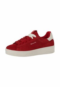 Sneaker rossa in suede con dettagli bianchi, punta tonda, suola piatta e lacci texturizzati. Presenta il logo sul lato e un colletto imbottito.