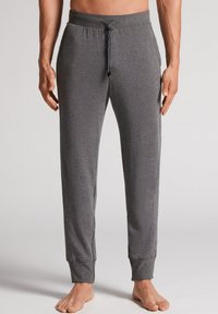 Grijze katoenen joggingbroek met een trekkoord in de taille, taps toelopende benen en geribde boorden. Zachte textuur, geschikt voor casual wear of om in te relaxen.