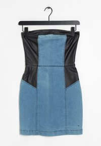 Sukkahattulinen farkku- ja tekonahkatunika, jossa on istuva muotoilu, tummansininen farkkupinta ja mustat tekonahkasaumat.