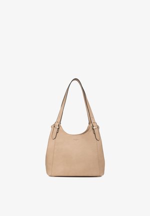 Borsa a tracolla in pelle beige con due cinturini regolabili con fibbia e logo del marchio discreto sul davanti, mostrata su sfondo bianco.