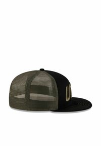 Schwarze Baseballkappe mit olivgrünem Mesh-Rücken, flachem Schirm und gesticktem Logo. Sie verfügt über ein strukturiertes Design und einen verstellbaren Snapback-Verschluss.