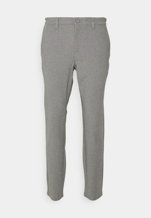 Pantalones gris claro fabricados con un tejido suave, con corte recto, presillas para cinturón y cierre de un solo botón. Textura suave, diseño minimalista.