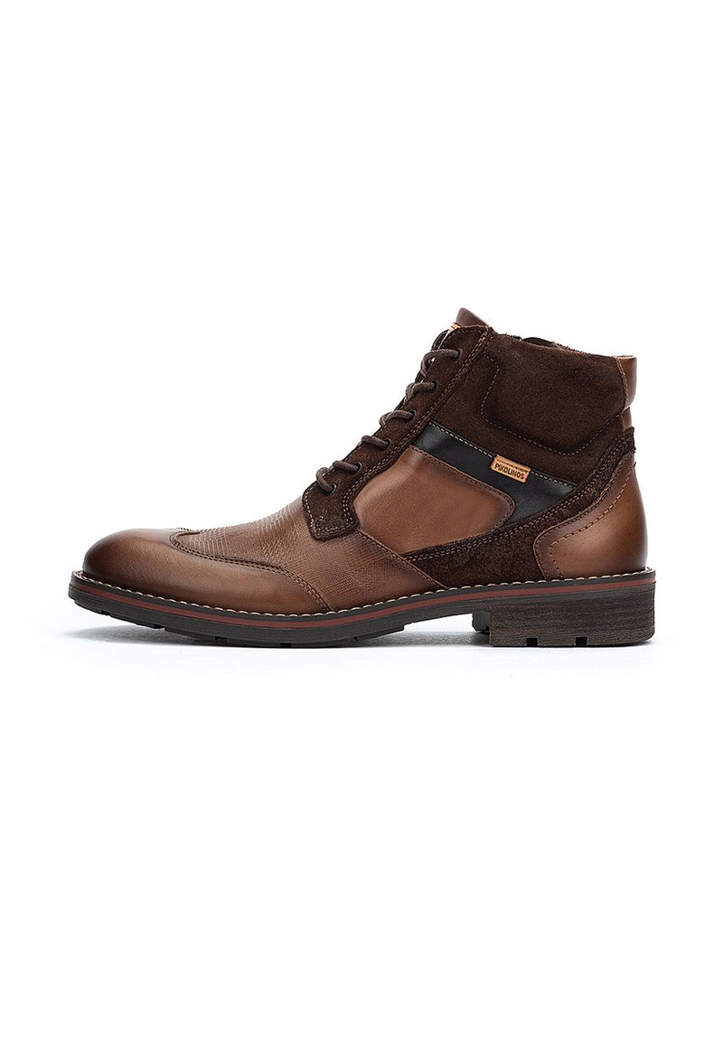 Stivaletti in pelle marrone con accenti in camoscio, design con lacci, un pannello a contrasto e superficie texturizzata; suola in gomma con dettagli di cucitura.
