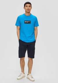 s.Oliver MIT FRONT - T-shirt print - dunkles türkis