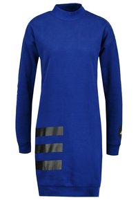 Robe bleue à manches longues, longueur genou, avec un col montant et trois bandes noires horizontales près du bas sur le côté gauche.