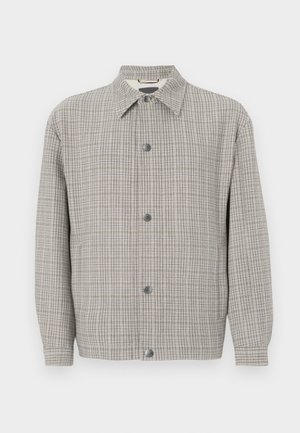 Sivina karo saka, izdelana iz teksturiranega blaga, z ovratnikom, sprednjim gumbom na zapiranje in dolgimi rokavi.