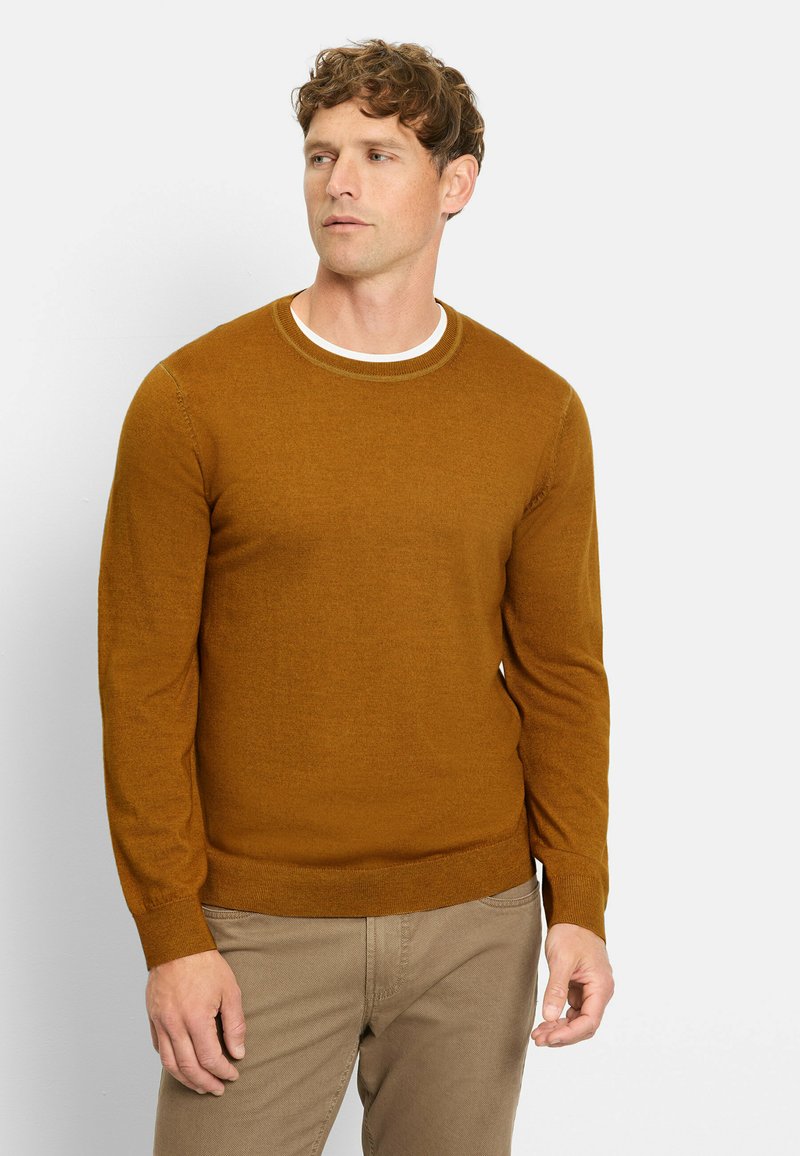 Senfgelber Rundhals-Pullover aus weichem Strickmaterial. Verfügt über lange Ärmel und ein dezentes geripptes Design an Saum und Kragen.