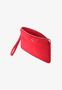 Rød quiltet clutch-veske med glidelås og håndleddsstropp. Har en jevn tekstur og et metallisk logo på forsiden.
