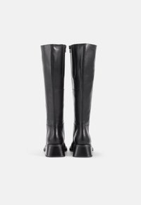 Μαύρες δερμάτινες μπότες μέχρι το γόνατο με λείο φινίρισμα, διαθέτοντας τετράγωνη φιάλη και φερμουάρ στο πίσω μέρος για κλείσιμο.