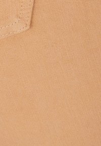 Unausgewählt, Taupe