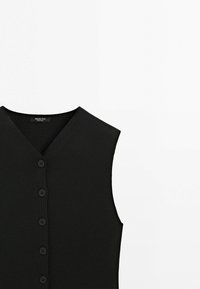Sort, ærmeløs, knap-op striktop med V-udskæring og fem knapper foran, vist på en hvid baggrund.