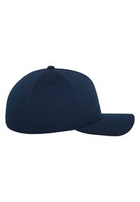 Cappellino da baseball blu navy con visiera curvata, tessuto testurizzato e sei occhielli di ventilazione cuciti sulla corona.