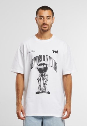 Witte katoenen t-shirt met grafische print van sculpturen en de tekst "DE WERELD IS VAN JOU," oversized pasvorm, korte mouwen, ronde hals.