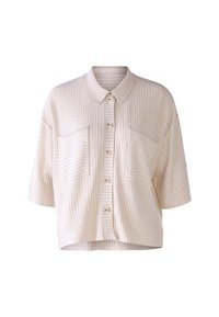 Krátký rukáv, košilový límec, krémová barva s jemnými vertikálními pruhy. Má dvě přední kapsy a zapínání na knoflíky.