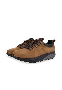 Scarpe da trekking in suede marrone con suole in gomma nera, punta rotonda e lacci metallici. Presentano un colletto texture nero e un design che offre supporto.
