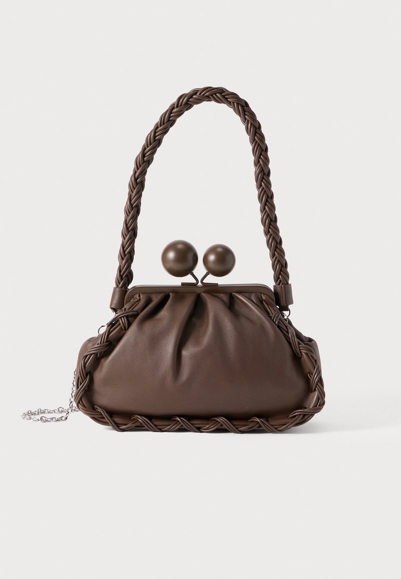 Sac à main en cuir marron avec une poignée tressée, doté d'un corps froncé, de deux fermetures rondes et d'un accent chaîne.