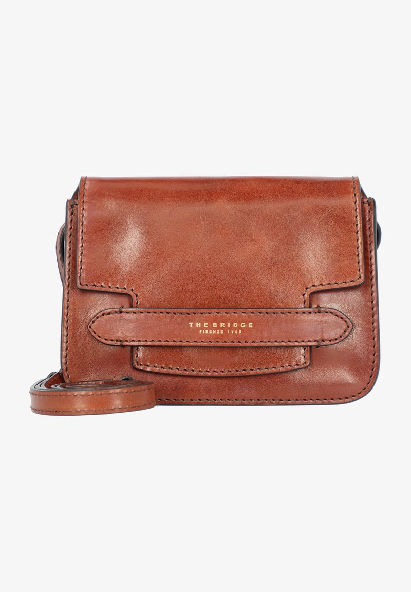 Braune Leder-Crossbody-Tasche mit glatter Textur, ausgestattet mit einem Klappenverschluss, goldfarbenem Logo-Detail und einem verstellbaren Schulterriemen.