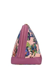 Driehoekig roze tasje met bloemenpatroon en roze rits, rechtopstaand op een witte achtergrond.