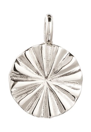 Pendentif rond en argent avec un motif texturé en forme d'éclat de soleil rayonnant et une petite boucle pour le fixer à un collier.