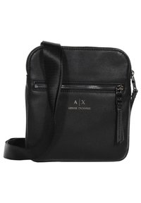 Geantă de umăr din piele neagră, cu o textură netedă, având un buzunar cu fermoar în față, curea ajustabilă și detaliu gravat cu logo-ul "A/X".