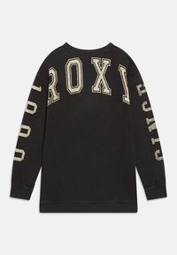 Čierna mikina s dlhými rukávmi. Na prednej strane sa nachádza veľké, opotrebované písmeno "ROXY" a "SINCE 1990" v krémovej farbe. Krajkové manžety a lem.
