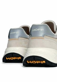 Scarpe sportive grigio chiaro con tomaia in suede testurizzato, accenti argentati e suole in gomma nera con logo arancione "HOFF".