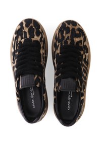 Leopardenmuster-Sneaker mit schwarzen Schnürsenkeln, die ein weiches, strukturiertes Obermaterial und eine kontrastierende Gummisohle aufweisen. Branding auf der Innenseite sichtbar.