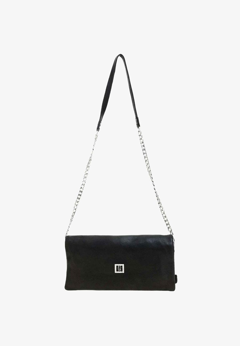 Borsa a tracolla in pelle nera con forma rettangolare, tracolla a catena removibile e un piccolo dettaglio con logo in argento sul davanti. Texture liscia.