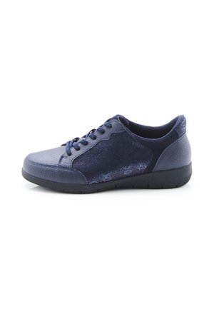 Zapato casual azul marino con cordones, piel texturizada y tela, suela baja negra y punta redonda, visto de lado.