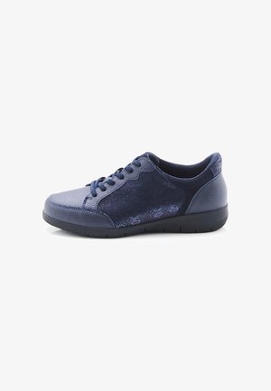 Zapato casual azul marino con cordones, piel texturizada y tela, suela baja negra y punta redonda, visto de lado.