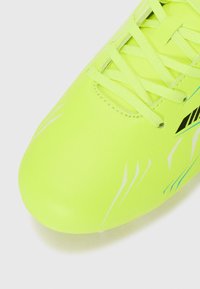Scarpa da calcio verde lime con tomaia sintetica liscia, caratterizzata da dettagli in bianco e blu e lacci piatti. Punta arrotondata per una vestibilità ottimale.