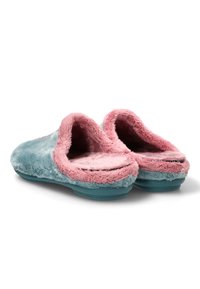 Zapatillas de casa suaves con un esquema de color rosa y azul, que presentan una textura suave, un diseño de talón abierto y una suela resistente con buen agarre.