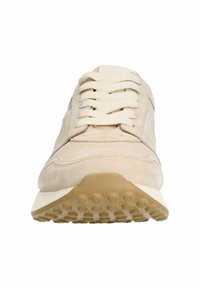 Helle beigem Suede-Sneaker mit einer strukturierten Oberseite, flachen Schnürsenkeln und einer Gummisohle mit runden Traktionsmustern. Minimalistisches Design.