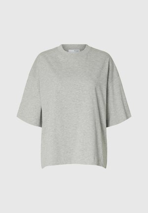 T-shirt en coton gris clair avec des manches courtes et larges et un col rond. Texture douce, coupe décontractée, minimalisme dans les détails de couture.