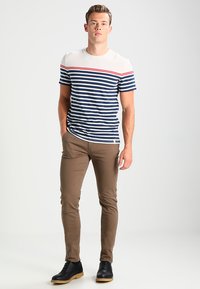 Blend BHNATAN SLIM FIT - Chino kalhoty - mocca brown